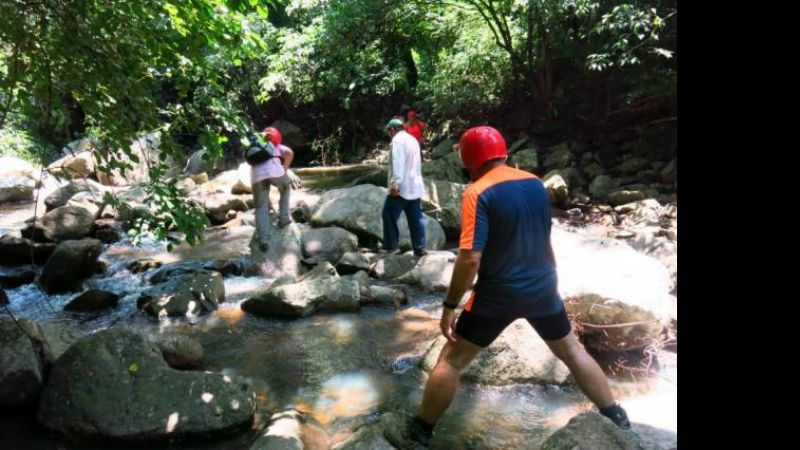 En La Cocha, hay una cascada que tiene una caída de 90 metros