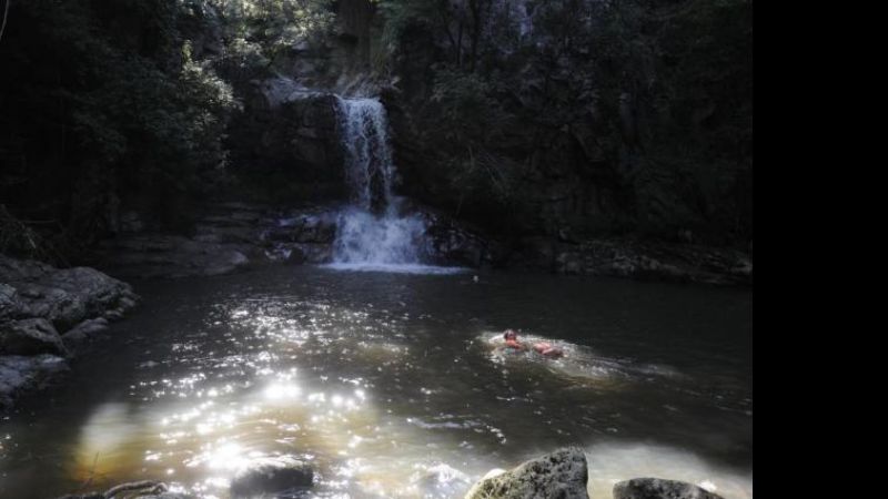 En La Cocha, hay una cascada que tiene una caída de 90 metros