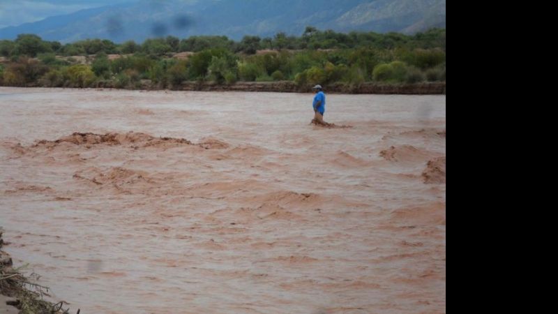 Vecinos de Banda de Lucero aislados por la crecida de un río