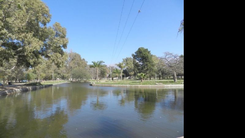 Tras reclamo de vecinos, limpian laguna en el Parque Adán Quiroga