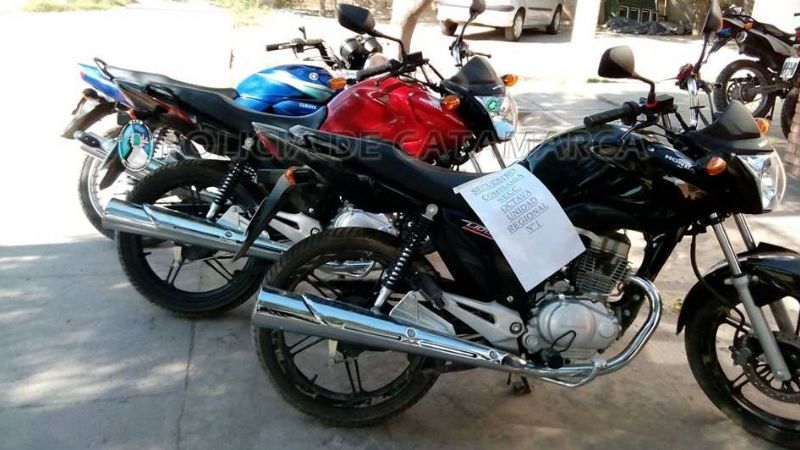 Detienen a dos ladrones y secuestran cinco motos
