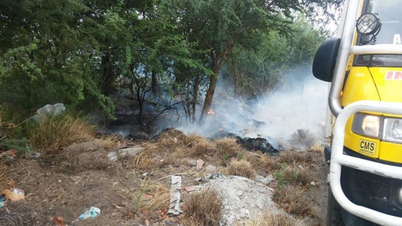 Combaten incendios forestales