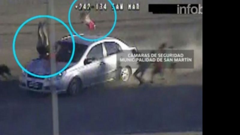 Robaron un auto y atropellaron a una mujer y su beba mientras escapaban