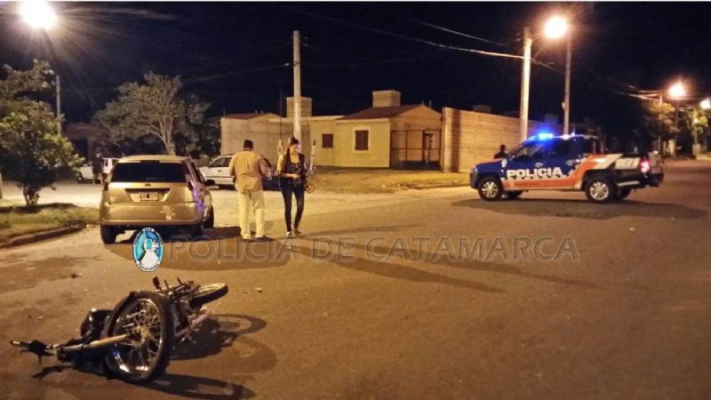 Joven motociclista perdió el control e impactó contra un auto