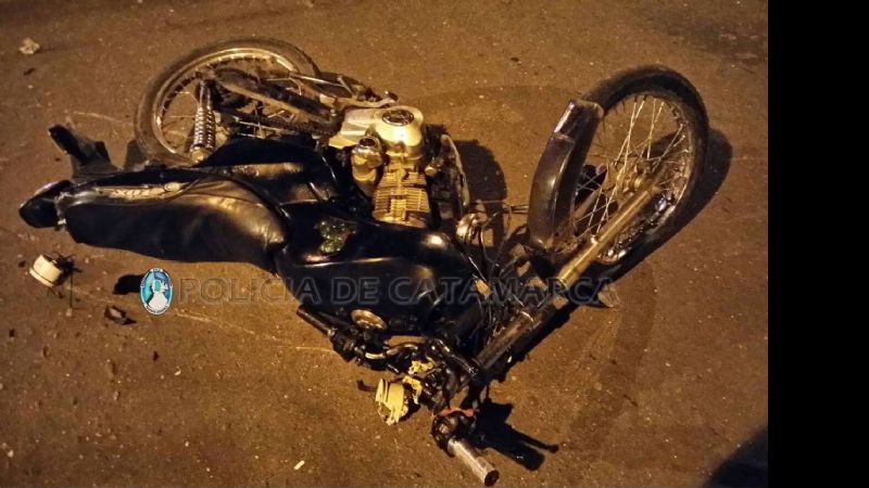 Joven motociclista perdió el control e impactó contra un auto