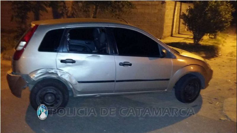 Joven motociclista perdió el control e impactó contra un auto