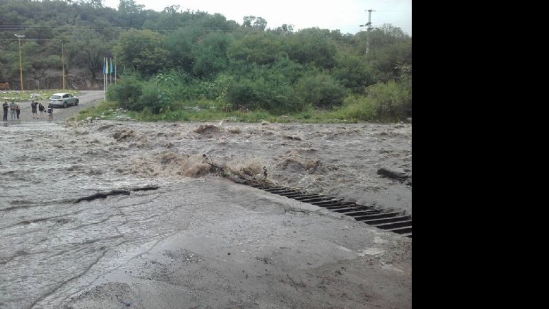 Unas treinta personas quedaron varadas en el Camping Municipal por la crecida del Rio El Tala