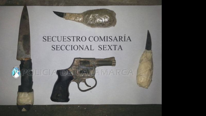 Encuentran un revolver y cuchillos en un descampado