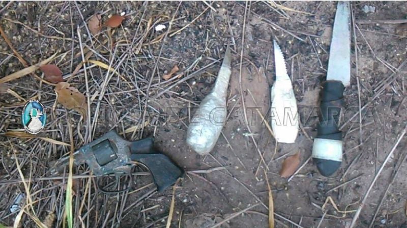 Encuentran un revolver y cuchillos en un descampado