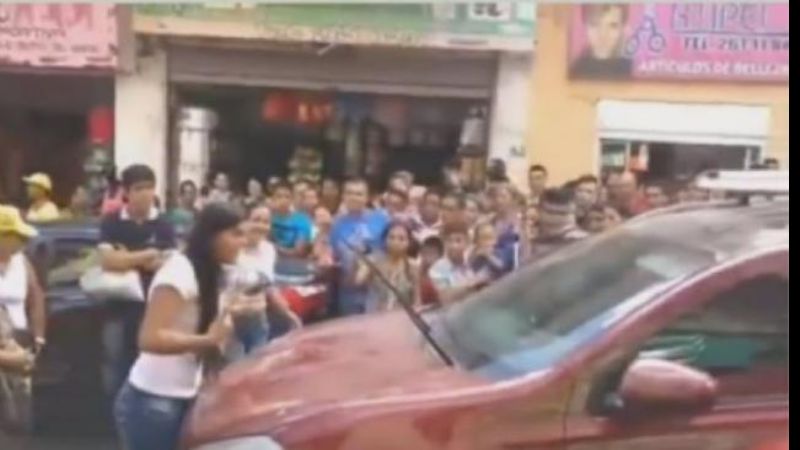 Encontró a su novio con la amante y provocó un caos de tránsito