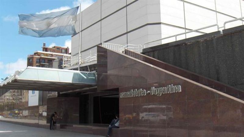 El gobierno removió por decreto a un director de Canal 7 que no aceptó renunciar