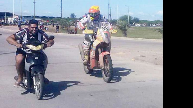 Santiagueño desafió a un corredor del Dakar