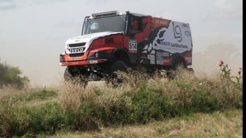El cordobés Villagra lidera la general en camiones del Dakar