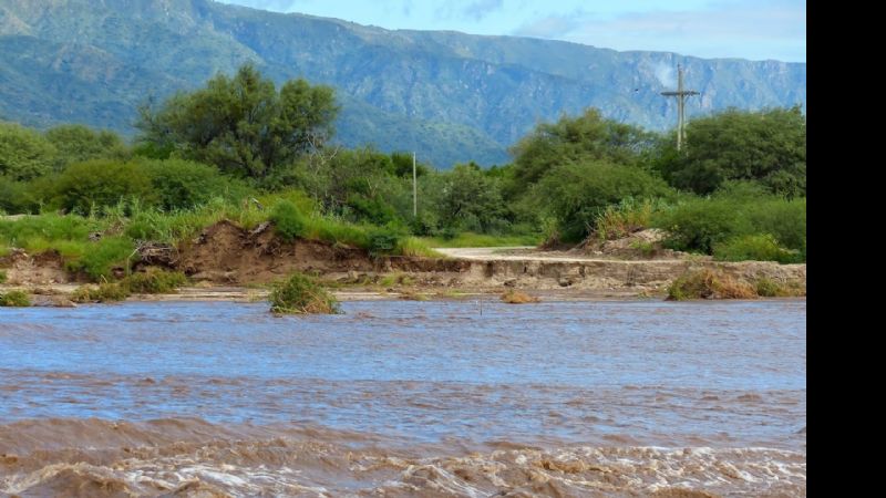 Importante crecida de ríos por las últimas lluvias y hay alerta