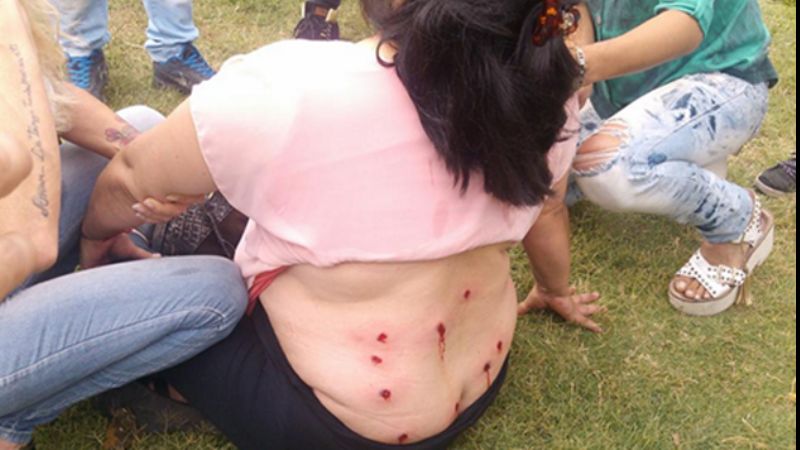 Terrible represión en marcha de municipales cesanteados en La Plata