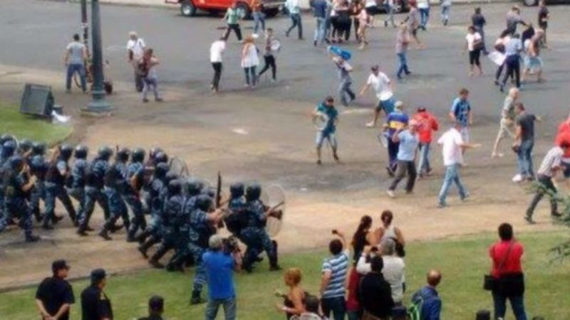 Terrible represión en marcha de municipales cesanteados en La Plata