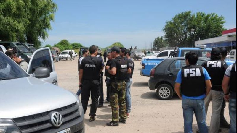 Encuentran dos camionetas, mapas y anotaciones de los prófugos