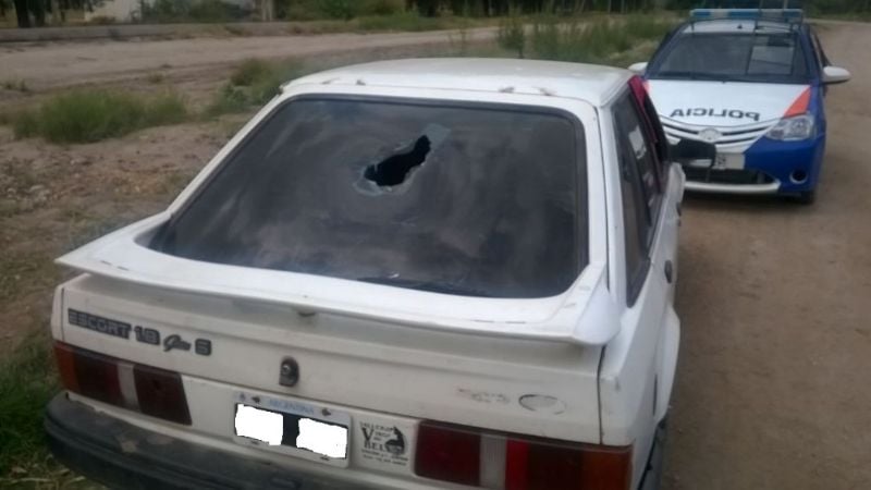 Le destrozó el auto tras un ataque de celos