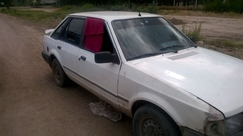 Le destrozó el auto tras un ataque de celos