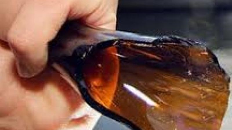 Denuncian a una mujer por golpear a su hijo con una botella