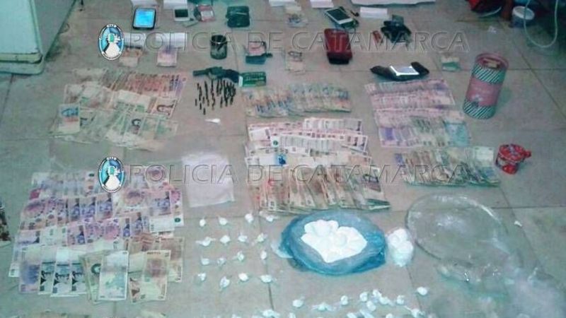 Desbaratan un “kiosco” de droga, secuestran armas, dinero y arrestan a seis personas