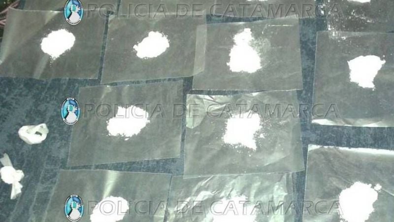 Desbaratan un “kiosco” de droga, secuestran armas, dinero y arrestan a seis personas