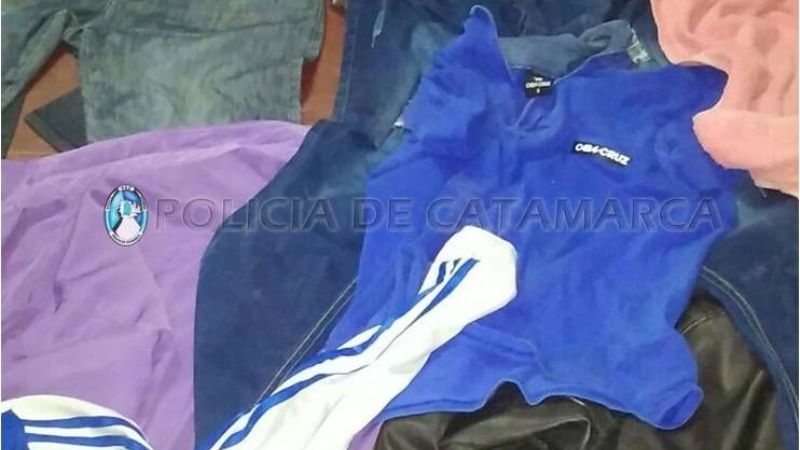 Joven arrestado cuando vendía un bolso con ropa en plena calle