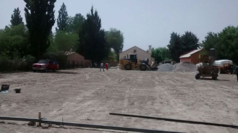 Comenzaron las obras en el playón deportivo de la escuela de Famatanca