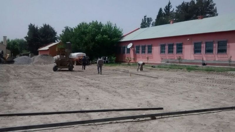 Comenzaron las obras en el playón deportivo de la escuela de Famatanca