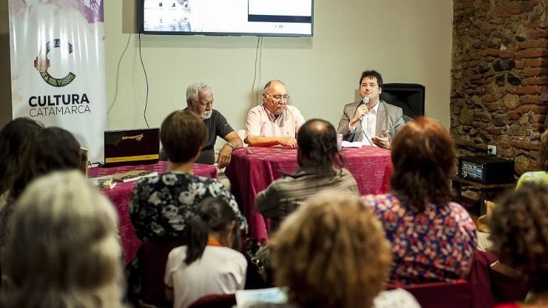 Carlos Leiva presentó sus “Cuentos para leer en la terminal”