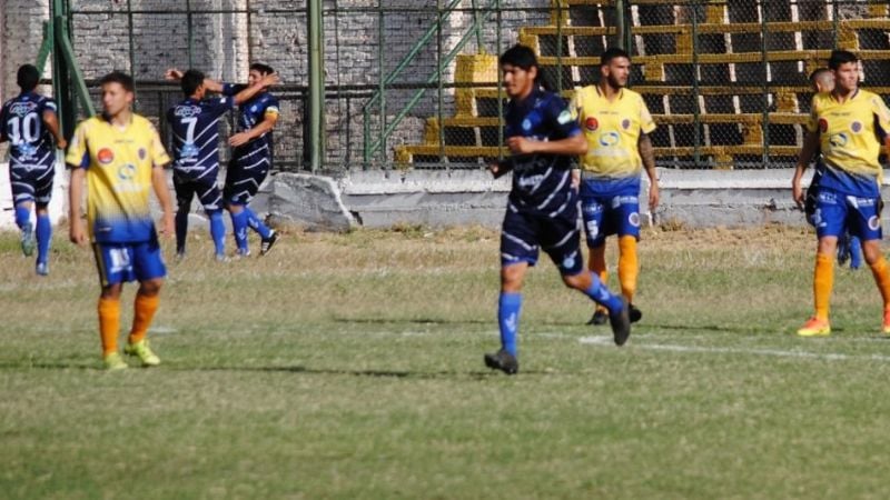 Policial lo tenía, pero entre Vélez y el referí Casasola lo complicaron