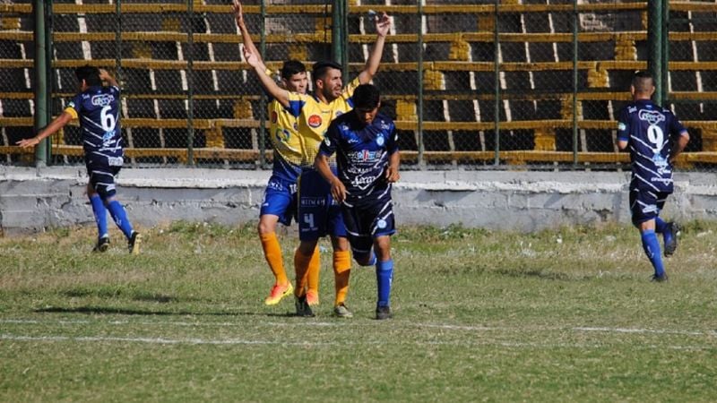 Policial lo tenía, pero entre Vélez y el referí Casasola lo complicaron