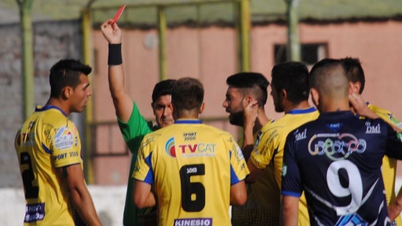 Policial lo tenía, pero entre Vélez y el referí Casasola lo complicaron