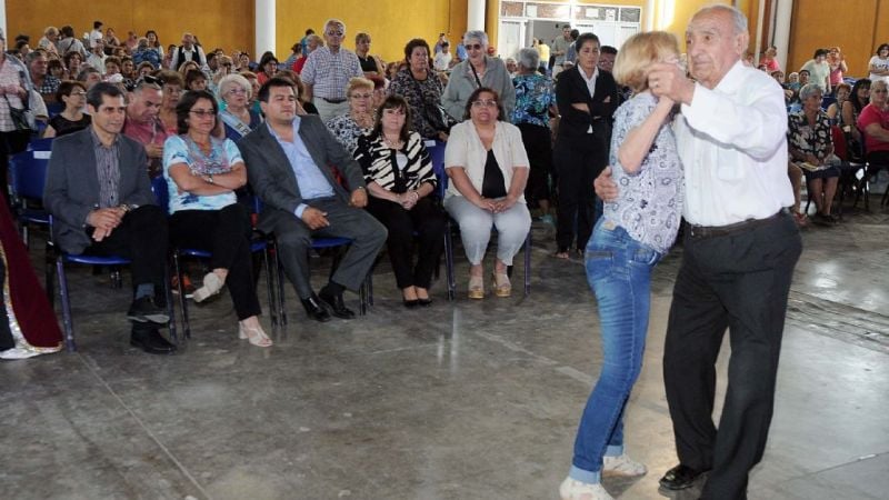 Lucía con los jubilados