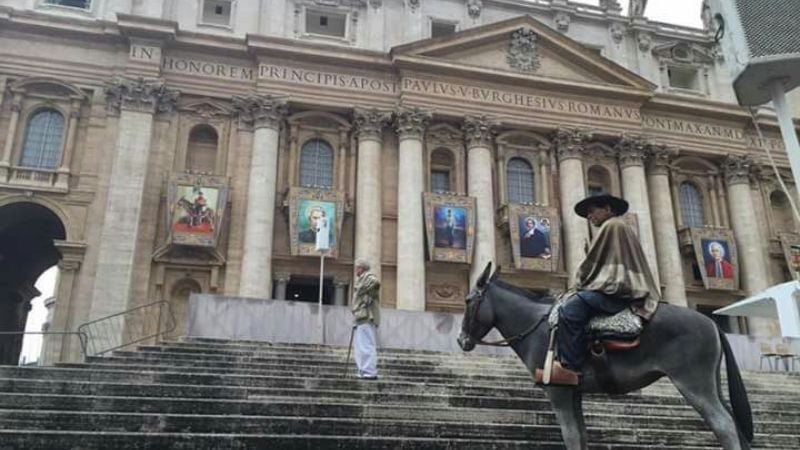 Francisco bendice una estatua de tamaño real de Brochero
