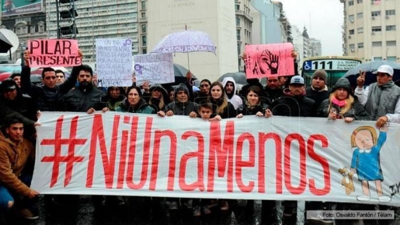 Una multitud vestida de negro marcha desde el Obelisco a Plaza de Mayo