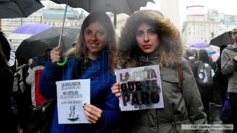 Una multitud vestida de negro marcha desde el Obelisco a Plaza de Mayo