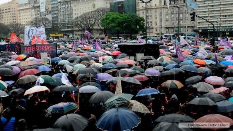 Una multitud vestida de negro marcha desde el Obelisco a Plaza de Mayo