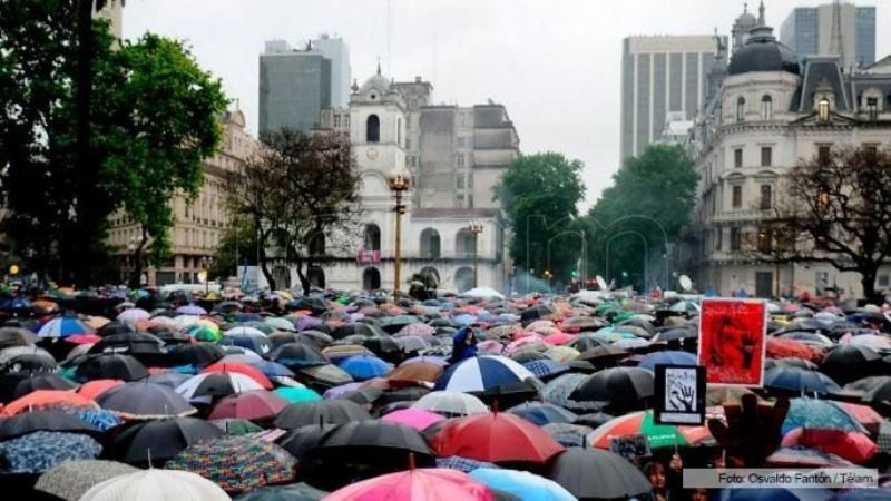 Una multitud vestida de negro marcha desde el Obelisco a Plaza de Mayo