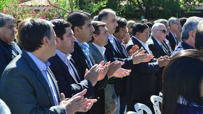 El vicegobernador y senadores en la entrega de motos y equipamiento para Salud