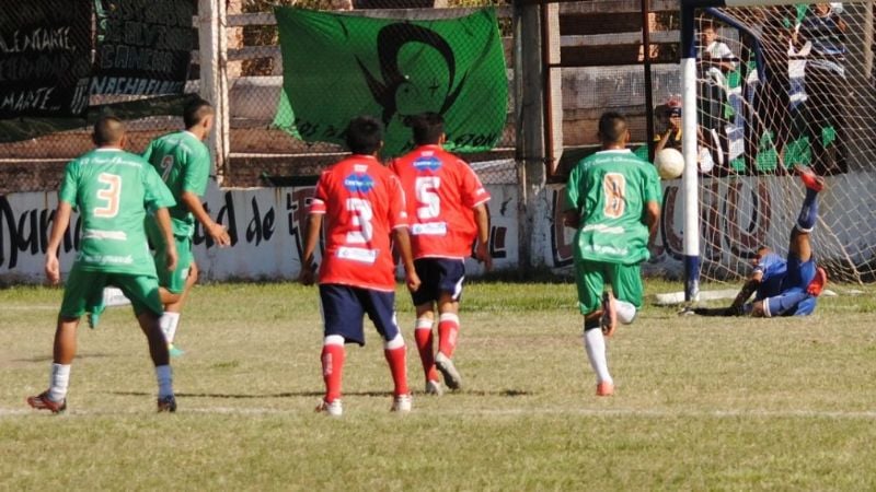 Ante el “Santo”, el “Diablo” se quedó con el partido y la punta