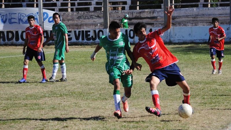 Ante el “Santo”, el “Diablo” se quedó con el partido y la punta