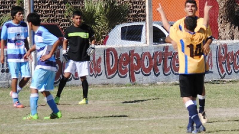 Ante el “Santo”, el “Diablo” se quedó con el partido y la punta