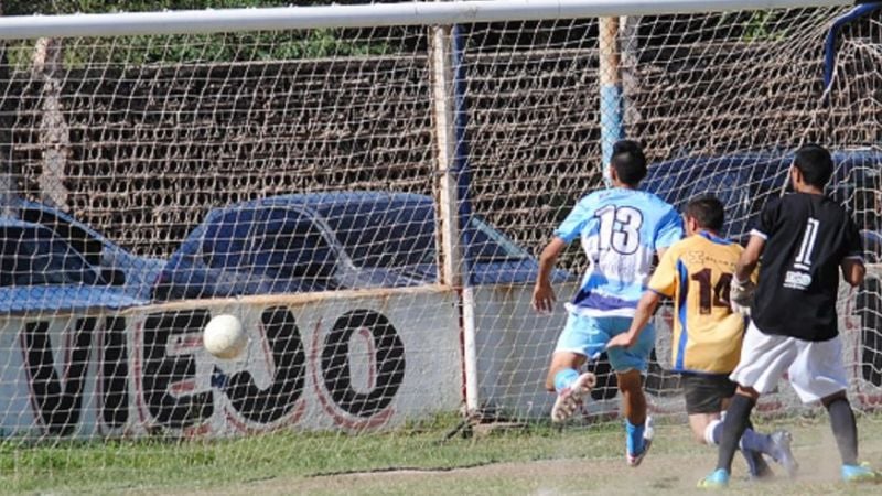 Ante el “Santo”, el “Diablo” se quedó con el partido y la punta