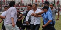 A LAS MANOS casi llegan los entrenadores, controlados por la policía.