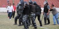LA POLICÍA en su intento de desalojar la tribuna sur.