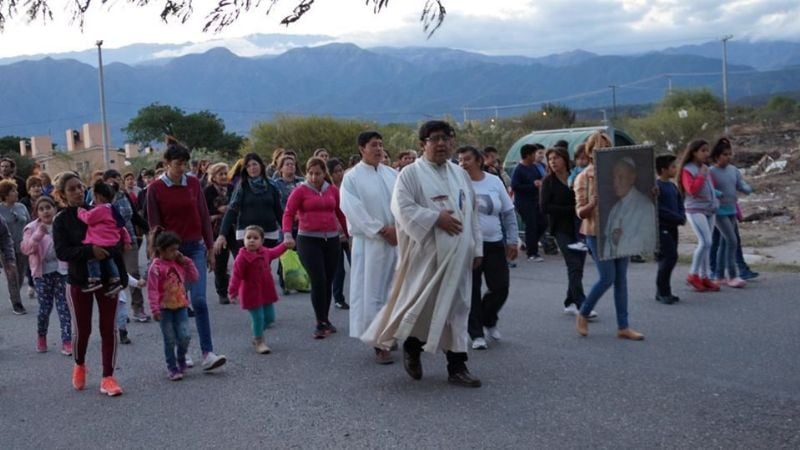 Procesión en honor a San Juan Pablo II en el barrio Antinaco