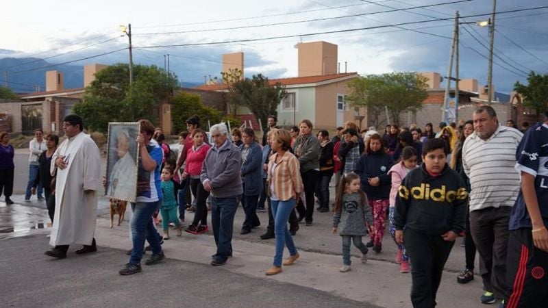 Procesión en honor a San Juan Pablo II en el barrio Antinaco