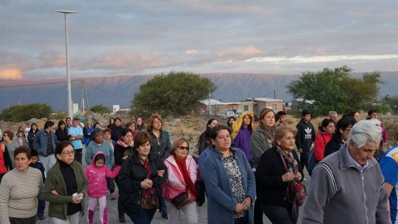 Procesión en honor a San Juan Pablo II en el barrio Antinaco