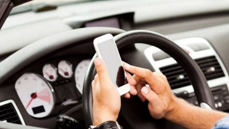 Provocó un accidente por conducir hablando por celular